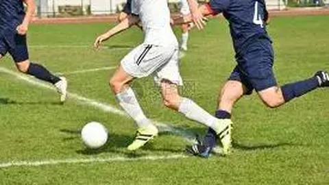 “足球助力民族团结，搭建心连心桥梁”